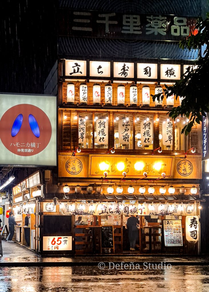 Harmonica Yokocho, ubicado en Kichijoji, Tokio, es un laberinto de callejones iluminados por linternas, famoso por sus izakayas y sushi. 